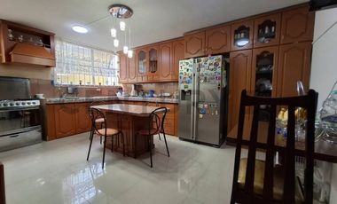 Casa de oportunidad en Conocoto con 5 dormitorios y piscina cubierta