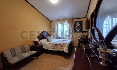 Casa de oportunidad en Conocoto con 5 dormitorios y piscina cubierta