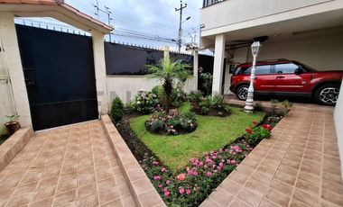 Casa de oportunidad en Conocoto con 5 dormitorios y piscina cubierta