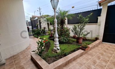 Casa de oportunidad en Conocoto con 5 dormitorios y piscina cubierta