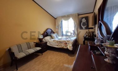 Casa de oportunidad en Conocoto con 5 dormitorios y piscina cubierta