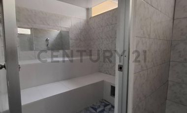 Casa de oportunidad en Conocoto con 5 dormitorios y piscina cubierta