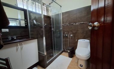 Casa de oportunidad en Conocoto con 5 dormitorios y piscina cubierta