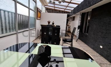 Casa de oportunidad en Conocoto con 5 dormitorios y piscina cubierta