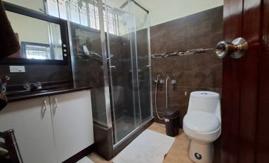 Casa de oportunidad en Conocoto con 5 dormitorios y piscina cubierta