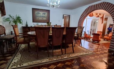 Casa de oportunidad en Conocoto con 5 dormitorios y piscina cubierta