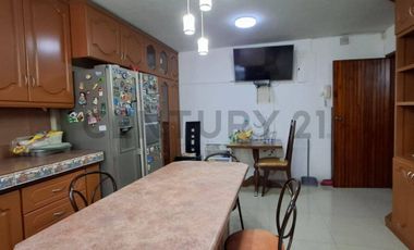 Casa de oportunidad en Conocoto con 5 dormitorios y piscina cubierta