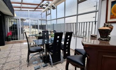 Casa de oportunidad en Conocoto con 5 dormitorios y piscina cubierta