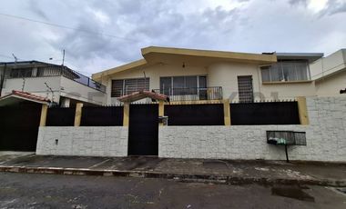 Casa de oportunidad en Conocoto con 5 dormitorios y piscina cubierta