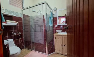 Casa de oportunidad en Conocoto con 5 dormitorios y piscina cubierta