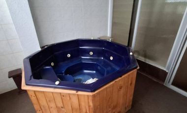 Casa de oportunidad en Conocoto con 5 dormitorios y piscina cubierta