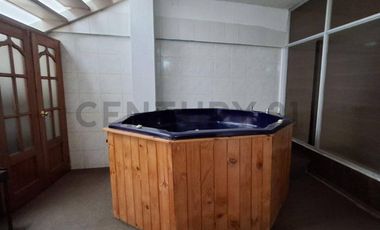 Casa de oportunidad en Conocoto con 5 dormitorios y piscina cubierta
