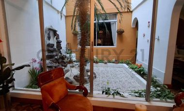 Casa de oportunidad en Conocoto con 5 dormitorios y piscina cubierta