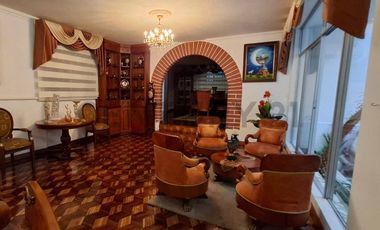 Casa de oportunidad en Conocoto con 5 dormitorios y piscina cubierta