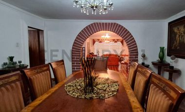 Casa de oportunidad en Conocoto con 5 dormitorios y piscina cubierta