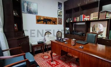 Casa de oportunidad en Conocoto con 5 dormitorios y piscina cubierta