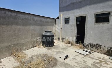 La Cruz: Terreno con nave industrial y construcciones aisladas