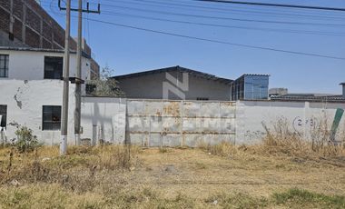 La Cruz: Terreno con nave industrial y construcciones aisladas