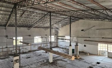 La Cruz: Terreno con nave industrial y construcciones aisladas