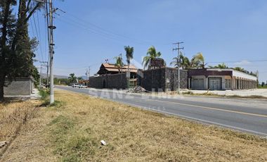 La Cruz: Terreno con nave industrial y construcciones aisladas