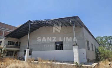 La Cruz: Terreno con nave industrial y construcciones aisladas