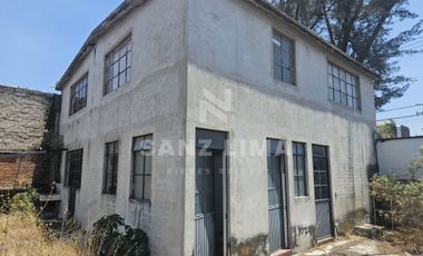 La Cruz: Terreno con nave industrial y construcciones aisladas