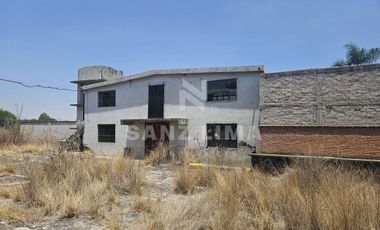 La Cruz: Terreno con nave industrial y construcciones aisladas