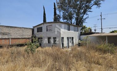 La Cruz: Terreno con nave industrial y construcciones aisladas