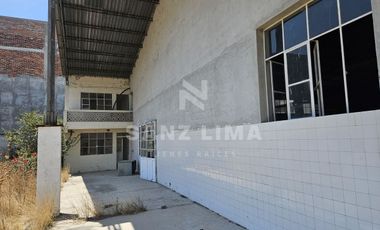 La Cruz: Terreno con nave industrial y construcciones aisladas