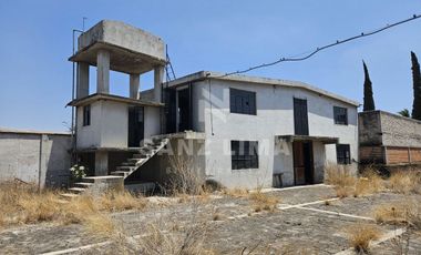 La Cruz: Terreno con nave industrial y construcciones aisladas