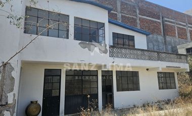 La Cruz: Terreno con nave industrial y construcciones aisladas