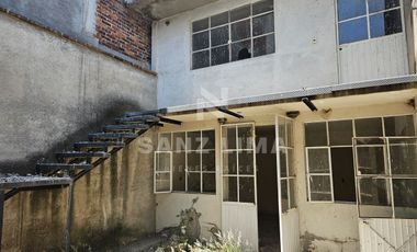 La Cruz: Terreno con nave industrial y construcciones aisladas