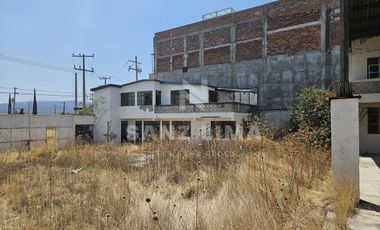 La Cruz: Terreno con nave industrial y construcciones aisladas