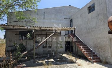 La Cruz: Terreno con nave industrial y construcciones aisladas