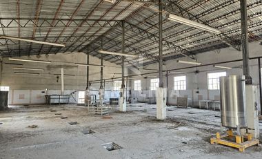 La Cruz: Terreno con nave industrial y construcciones aisladas