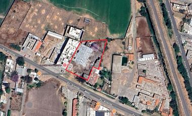 La Cruz: Terreno con nave industrial y construcciones aisladas
