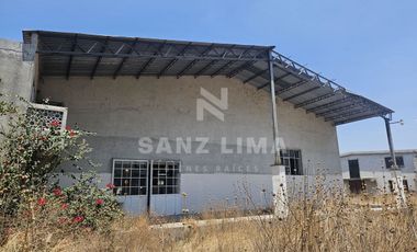 La Cruz: Terreno con nave industrial y construcciones aisladas