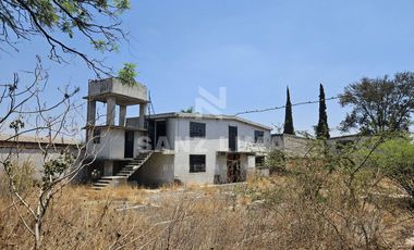La Cruz: Terreno con nave industrial y construcciones aisladas