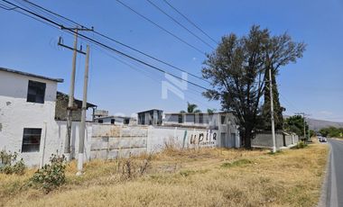 La Cruz: Terreno con nave industrial y construcciones aisladas