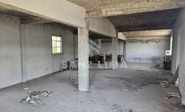 La Cruz: Terreno con nave industrial y construcciones aisladas