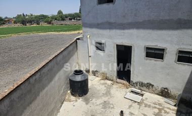 La Cruz: Terreno con nave industrial y construcciones aisladas
