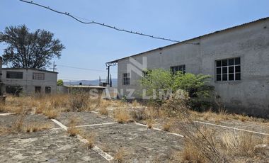 La Cruz: Terreno con nave industrial y construcciones aisladas