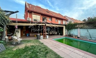 CASA CON PISCINA Y QUINCHO EN CONDOMINIO