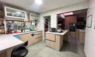 CASA CON PISCINA Y QUINCHO EN CONDOMINIO