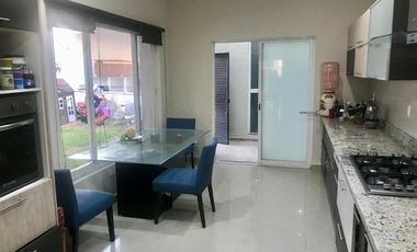 Portones de Gran Jardín, Magnifica residencia ubicada en calle cerrada