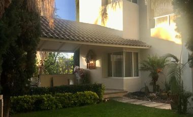 Portones de Gran Jardín, Magnifica residencia ubicada en calle cerrada