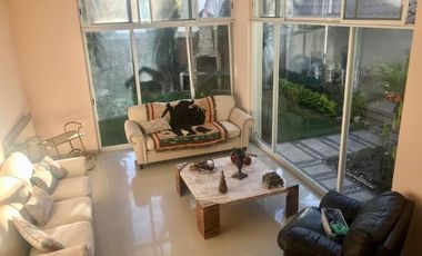 Portones de Gran Jardín, Magnifica residencia ubicada en calle cerrada