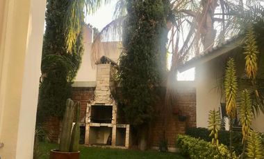 Portones de Gran Jardín, Magnifica residencia ubicada en calle cerrada