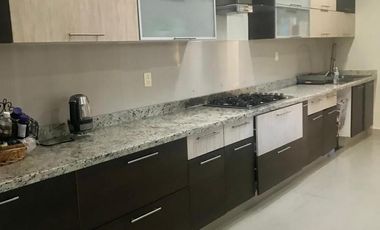 Portones de Gran Jardín, Magnifica residencia ubicada en calle cerrada