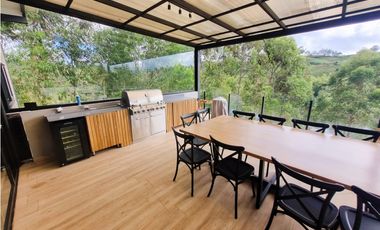 Casa en venta de dos niveles en El Peñol - La Cristalina